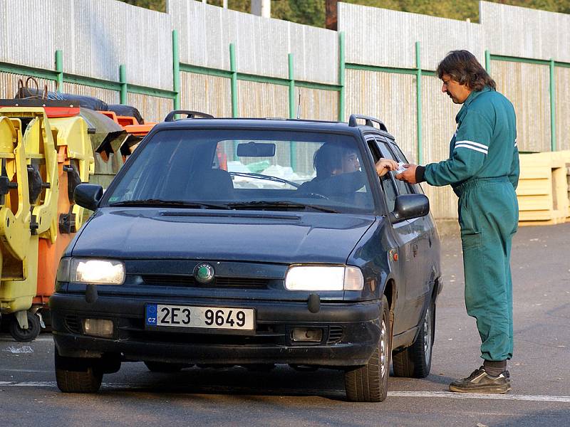 Ve sběrném dvoře v Chrudimi je neustále rušno.