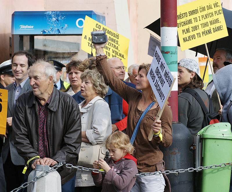 Protestující zablokovali na 15 minut dopravu na neustálým přecházením po přechodech pro chodce kolem jednoho z dopravně nejvytíženějších kruhových objezdů v Chrudimi u výpadovky na Pardubice.