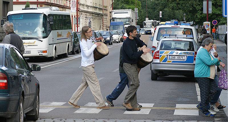 Blokáda kvůli obchvatu: Protestující zablokovali na 15 minut dopravu na neustálým přecházením po přechodech pro chodce kolem jednoho z dopravně nejvytíženějších kruhových objezdů v Chrudimi u výpadovky na Pardubice.