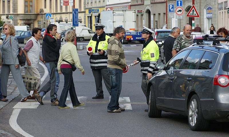 Protestující zablokovali na 15 minut dopravu na neustálým přecházením po přechodech pro chodce kolem jednoho z dopravně nejvytíženějších kruhových objezdů v Chrudimi u výpadovky na Pardubice.