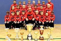 Fotbalové naděje MFK Chrudim (ročník narození 2004) s trofejemi, které získaly v ročníku 2012/13.