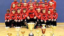 Fotbalové naděje MFK Chrudim (ročník narození 2004) s trofejemi, které získaly v ročníku 2012/13.