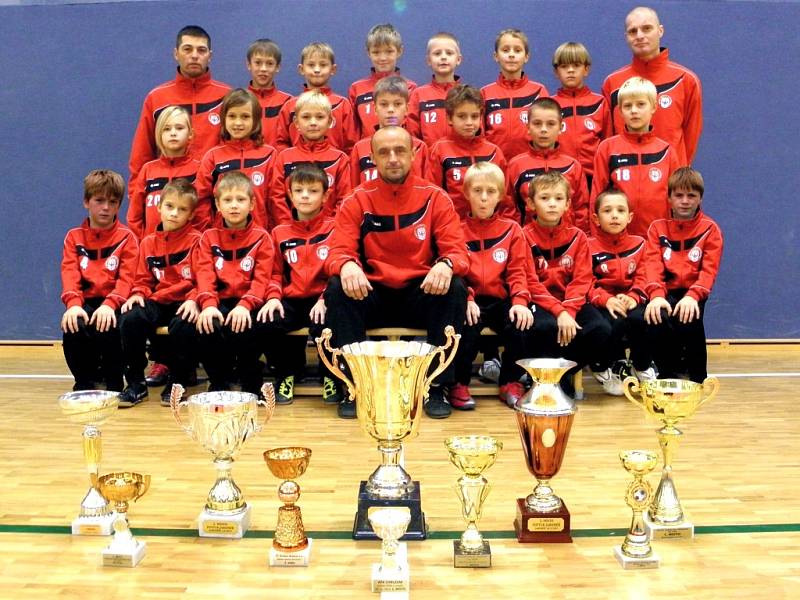 Fotbalové naděje MFK Chrudim (ročník narození 2004) s trofejemi, které získaly v ročníku 2012/13.