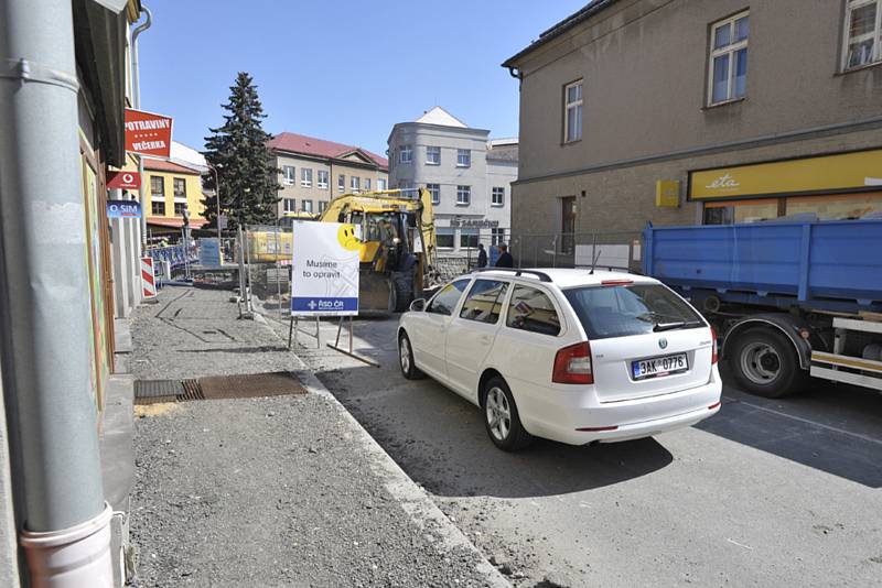 Demolice starého mostu a dopravní situace v Hlinsku.