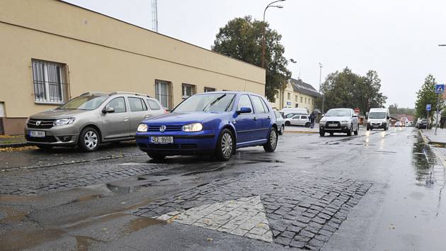 Vydlážděné zpomalovací polštáře před chrudimským nádražím.