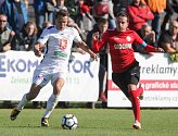 Duel Fortuna národní ligy mezi MFK Chrudim (v červenočerném) a FC Hradec Králové (v bílém) na sta