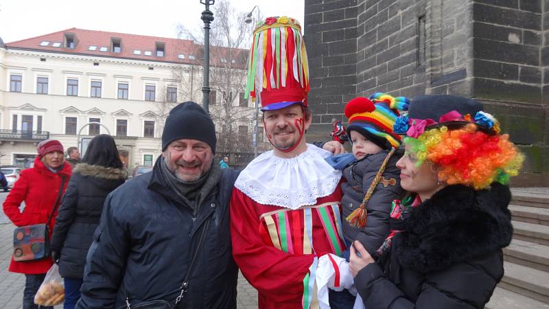 Masopustní obchůzku v Chrudimi obstaral tradičně folklorní soubor Kohoutek.