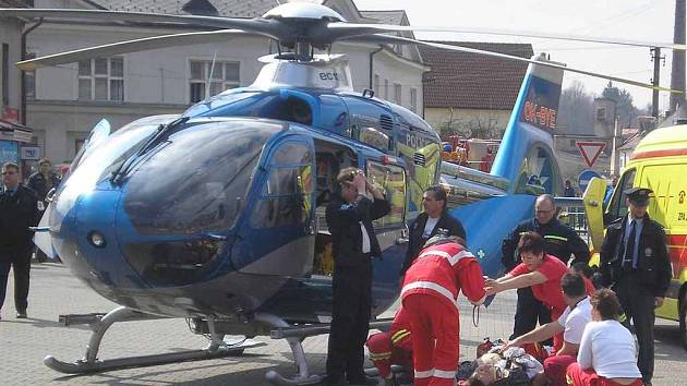 Zraněného řidiče transportoval vrtulník.