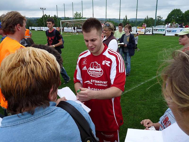 V Křižanovicích u Chrudimi se uskutečnila velká benefiční akce Žlutomodrý den Berry pro Centrum Paraple. Pro děti i dospělé vystoupili Zdeněk Svěrák, Jaroslav Uhlíř, Pavel Nový, Chinaski, Ready Kirken a další.