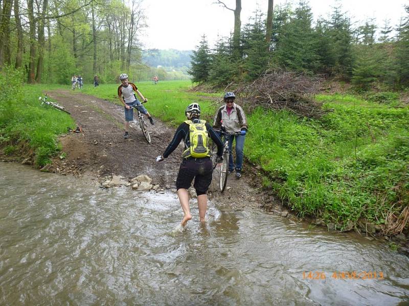 Cyklisté se během výletu podívali k prameni řeky Doubravy.