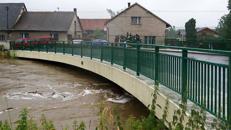 Novohradka v Luži dosáhla 25. června 3. stupně povodňové aktivity - stav zhruba v 10:40. 