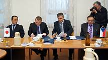 Město Chrudim podepsalo smlouvu se zástupci společností KYB Manufacturing Czech, která v chrudimské průmyslové zóně Západ postaví závod na výrobu automobilových součástek.