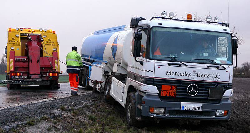 Cisterna skončila v příkopu poblíž medlešické křižovatky.