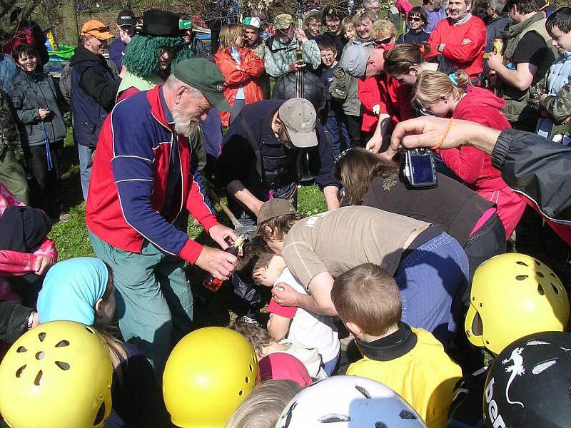 VODÁCI JAKO TRADIČNĚ zažili na Chrudimce spoustu zábavy, ale i adrenalinu. Někteří se „udělali“ a také něco ztratili. Byli i tací, kteří „utopili“ svůj mobilní telefon.