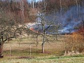 Hasiči musí na jaře pravidelně likvidovat požáry vzniklé při vypalování suché trávy.