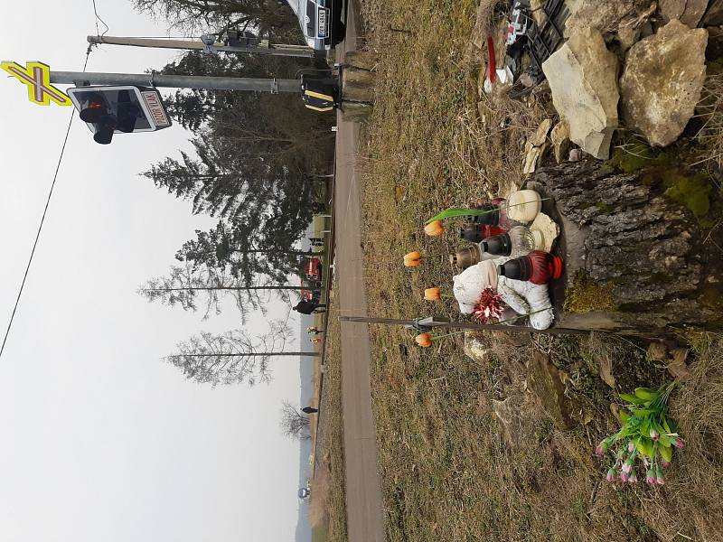 Zaječice - K tragické nehodě došlo ve čtvrtek před půl třetí hodinou v Zaječicích. Osobní vůz Škoda Octavia s dvoučlennou posádkou vjel na železniční přejezd, kde se střetl s projíždějícím vlakem. Ten vlekl vůz před sebou dlouhých dvě stě metrů