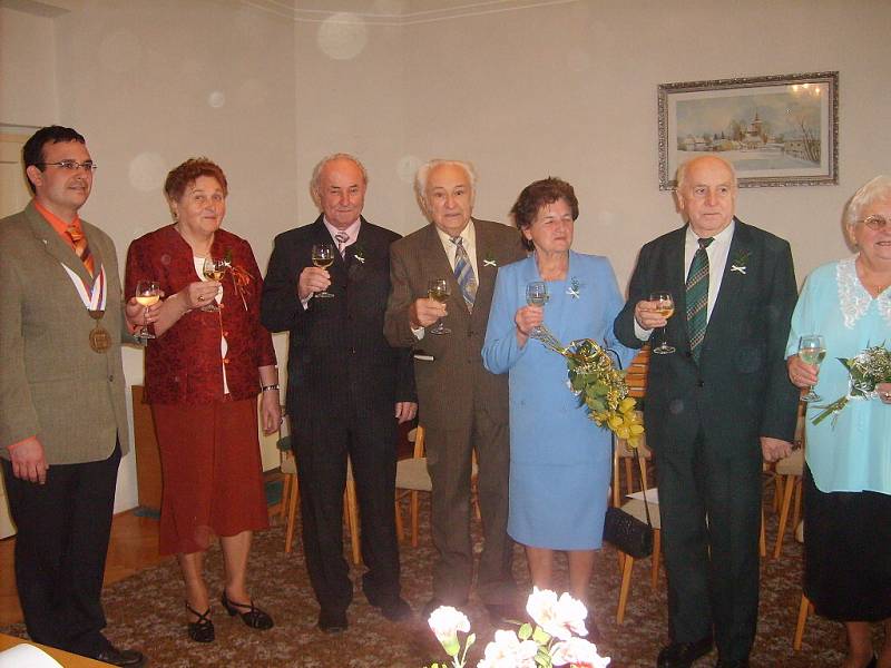 V obřadní síni zaječického obecního úřadu oslavily zlatou svatbu Josefa a Ladislav Lupoměstských a Eva a Jan Vavřinovi, ale i Hana a Miroslav Slavíkovi.