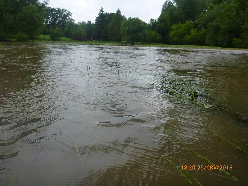 Záplavy na řece Doubravě 25. června 2013.