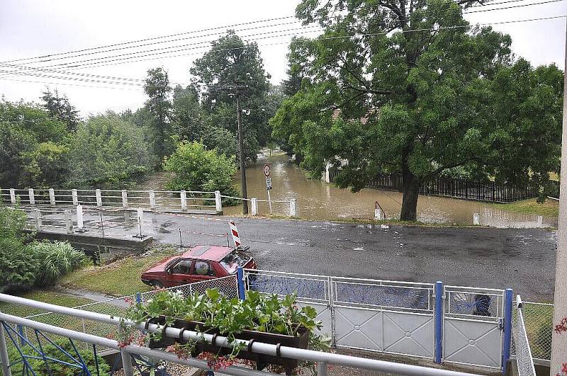 Voda v Řestokách se vylila do ulic.