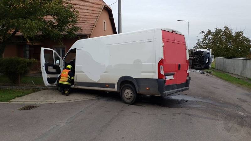 Nákladní automobil převážející maso skončil po nehodě na boku.