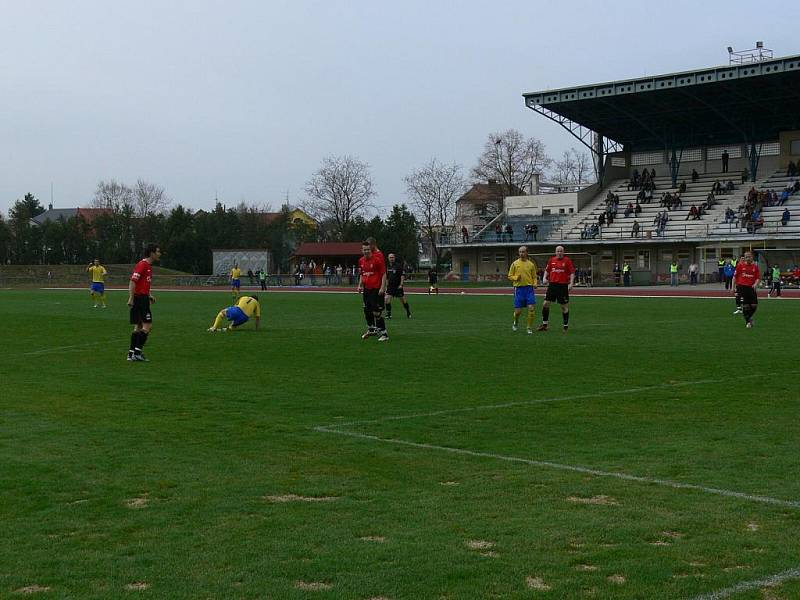 Přímý souboj o druhou příčku divizní tabulky přinesl kvalitní fotbal, který nakonec skončil dělbou bodů.  AFK Chrudim – FC Velim 2:2 (2:1).