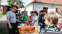 Hasiči SDH Ronov předvedli školákům z místní základní školy, jak se chovat při mimořádných událostech. 