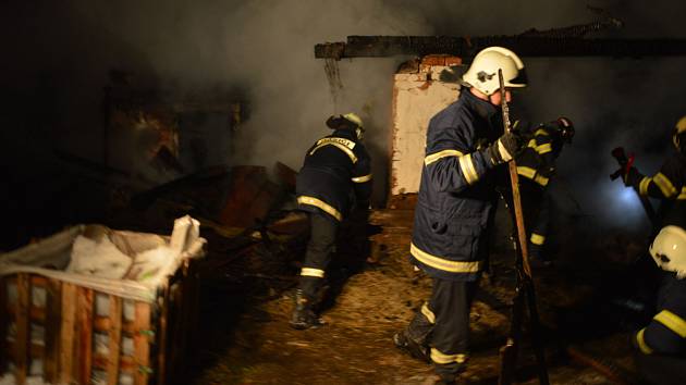 Hasiči krotili plameny na střeše domu v Horním Bradle. 