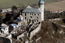 Kunětická hora letos přivítá návštěvníky nově rekonstruovaným hradním palácem s věží. Tam se nachází prevét, který je k vidění.