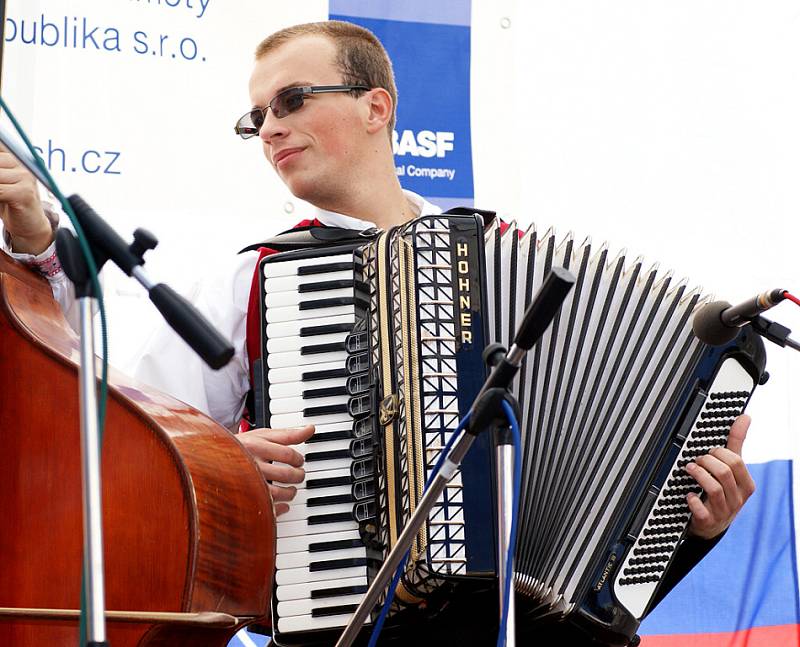 Sobotní „Polsko – slovenský jarmark“ na Resselově náměstí přilákal mnohé milovníky folklórní hudby.