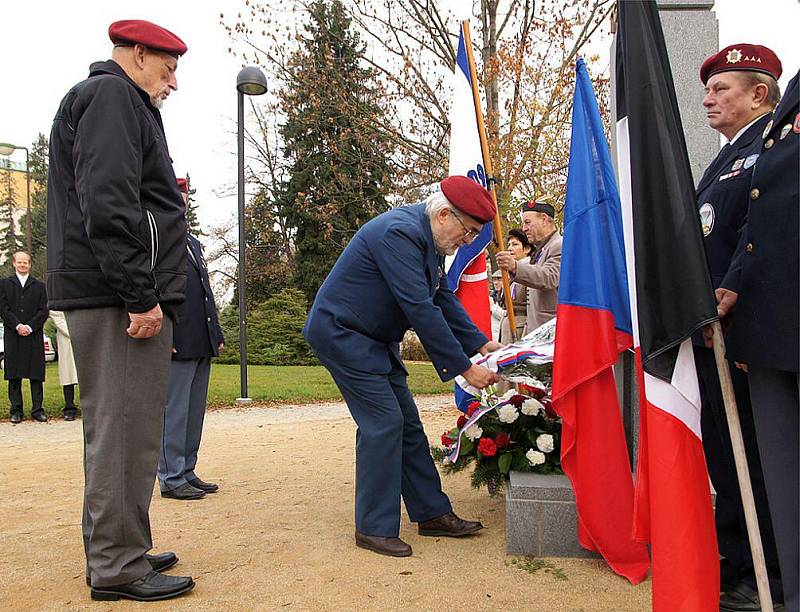 Pokládání věnců k soše TGM v chrudimském Parku Republiky o státním svátku 28. října 2010.