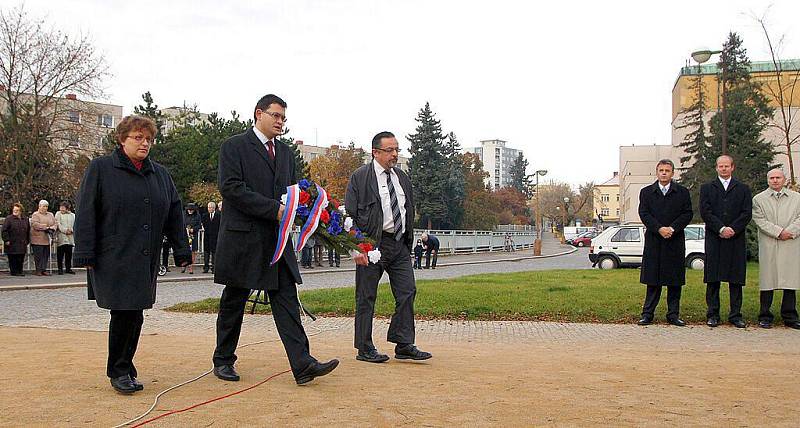 Pokládání věnců k soše TGM v chrudimském Parku Republiky o státním svátku 28. října 2010.