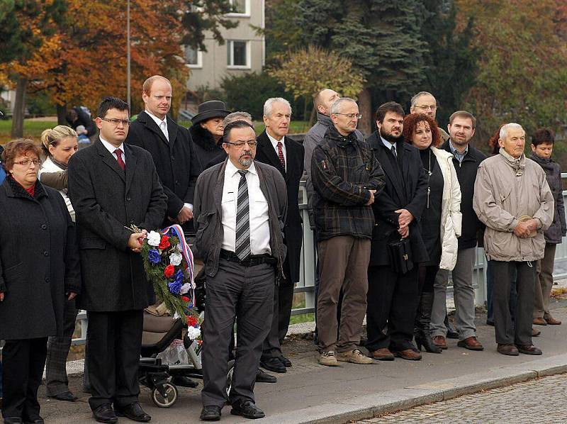 Pokládání věnců k soše TGM v chrudimském Parku Republiky o státním svátku 28. října 2010.