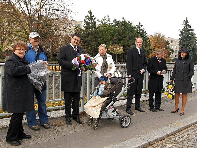 Pokládání věnců k soše TGM v chrudimském Parku Republiky o státním svátku 28. října 2010.