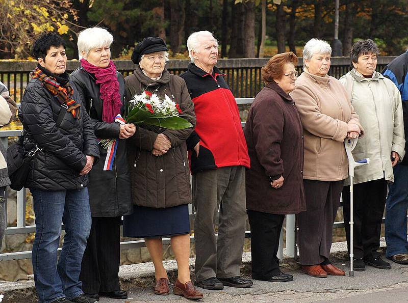 Pokládání věnců k soše TGM v chrudimském Parku Republiky o státním svátku 28. října 2010.