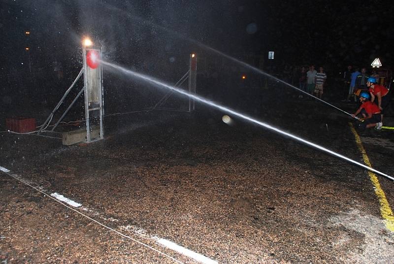 Noční závody hasičů na Seči 2012.