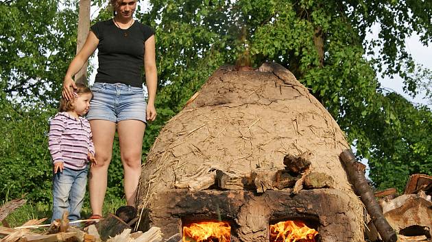 Výpal keltské keramiky v takzvané dvoukomorové peci, který uspořádalo keltské sdružení Boii na zahradě chrudimského gymnázia, je ojedinělým experimentem tohoto druhu. 