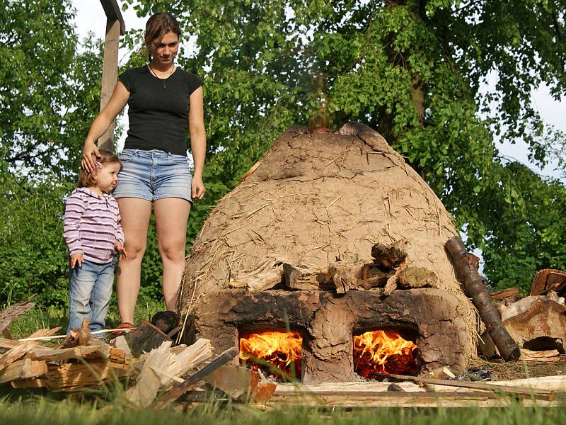 Výpal keltské keramiky v takzvané dvoukomorové peci, který uspořádalo keltské sdružení Boii na zahradě chrudimského gymnázia, je ojedinělým experimentem tohoto druhu. 