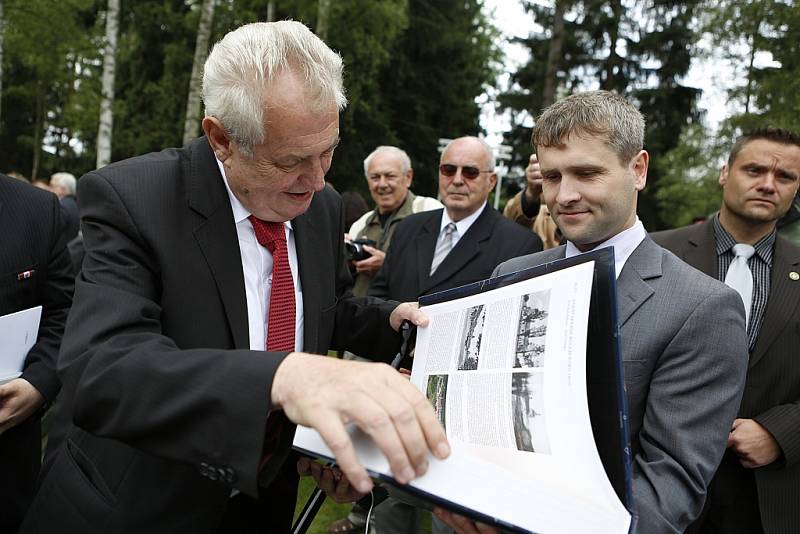 Pietního aktu k 72. výročí vypálení osady Ležáky na Chrudimsku se zúčastnil i prezident Miloš Zeman. 