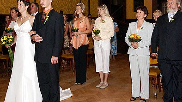 První svatební obřad v rytířském sále.