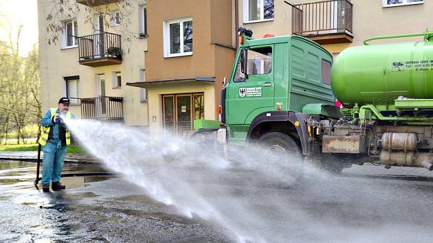 Blokové čištění a mytí měst v kraji bude letos důkladnější - Chebský deník