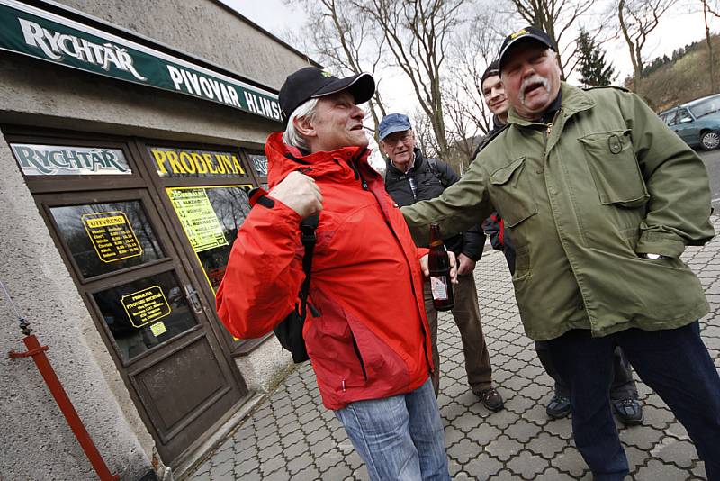 Turisté vyrazili také na prohlídku hlineckého pivovaru Rychtář.