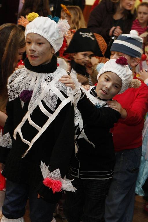 Sbor dobrovolných hasičů Hlinsko uspořádal dětský maškarní karneval.