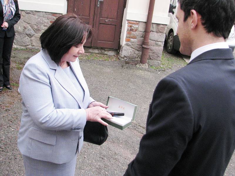 Ivana Zemanová si vedle Muzea dýmek v Proseči prohlédla i výrobnu tohoto kuřáckého náčiní. Jednu darovanou dýmku si i odvezla. Pro manžela?