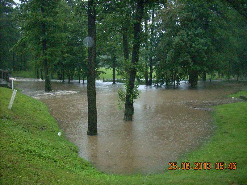 Pietní území v Ležákách zaplavila voda. 