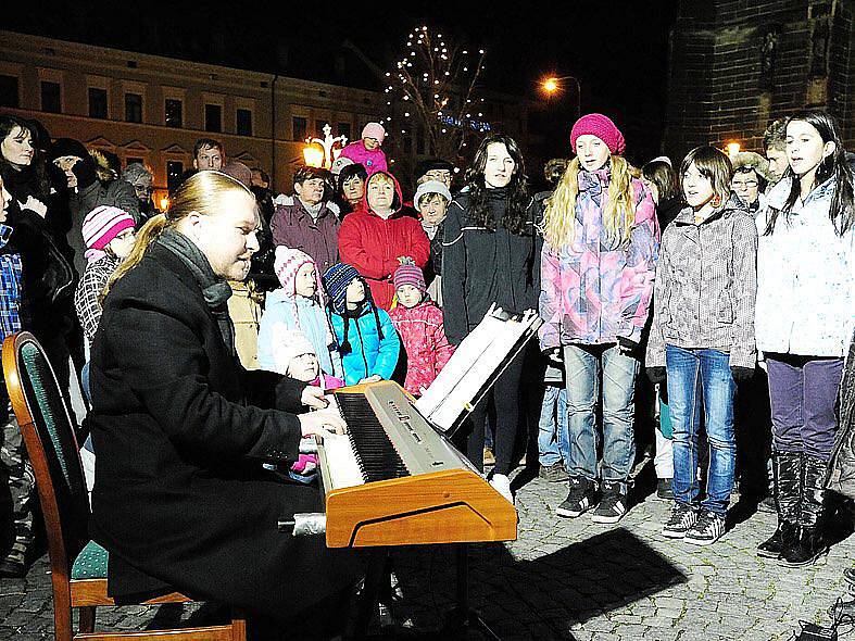 Na Resselově náměstí v Chrudimi zněly krásné vánoční písně v rámci projektu „Česko zpívá koledy”.