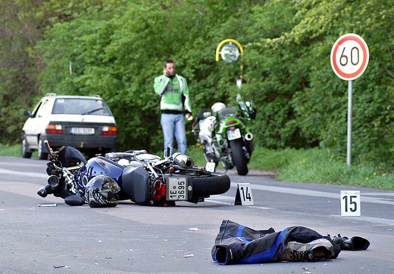 K vážné dopravní nehodě motorkáře došlo v Chotěnicích.
