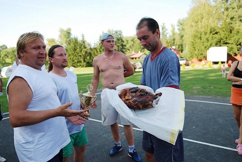 Kemp Kraskov uspořádal v sobotu první ročník v nohejbalovém turnaji „Konibar cup“. 