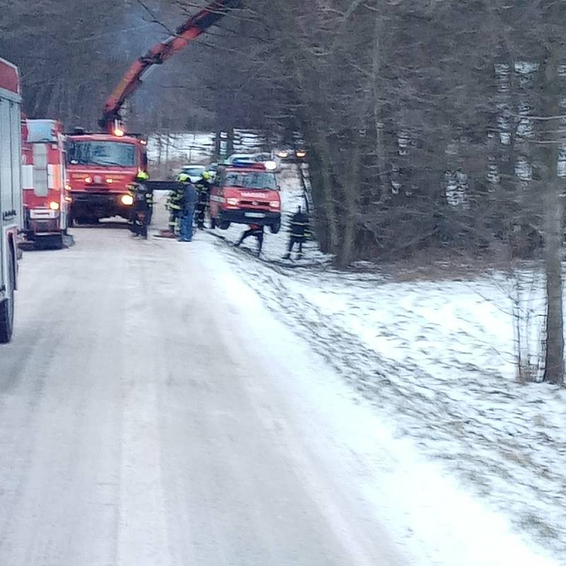 Ve čtvrtek odpoledne havarovali u Rané na Chrudimsku hasiči.