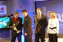 Trenér Ota Stejskal spolu s Lukášem Rešetárem převzali cenu pro nejlepší kolektiv v kategorii dospělých.
