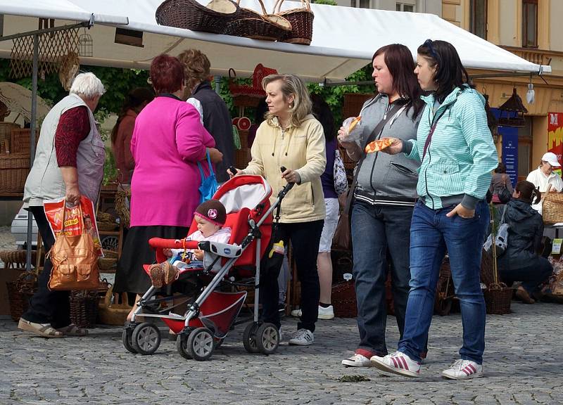 Letnicový aneb Svatodušní jarmark na Resselově náměstí v Chrudimi.